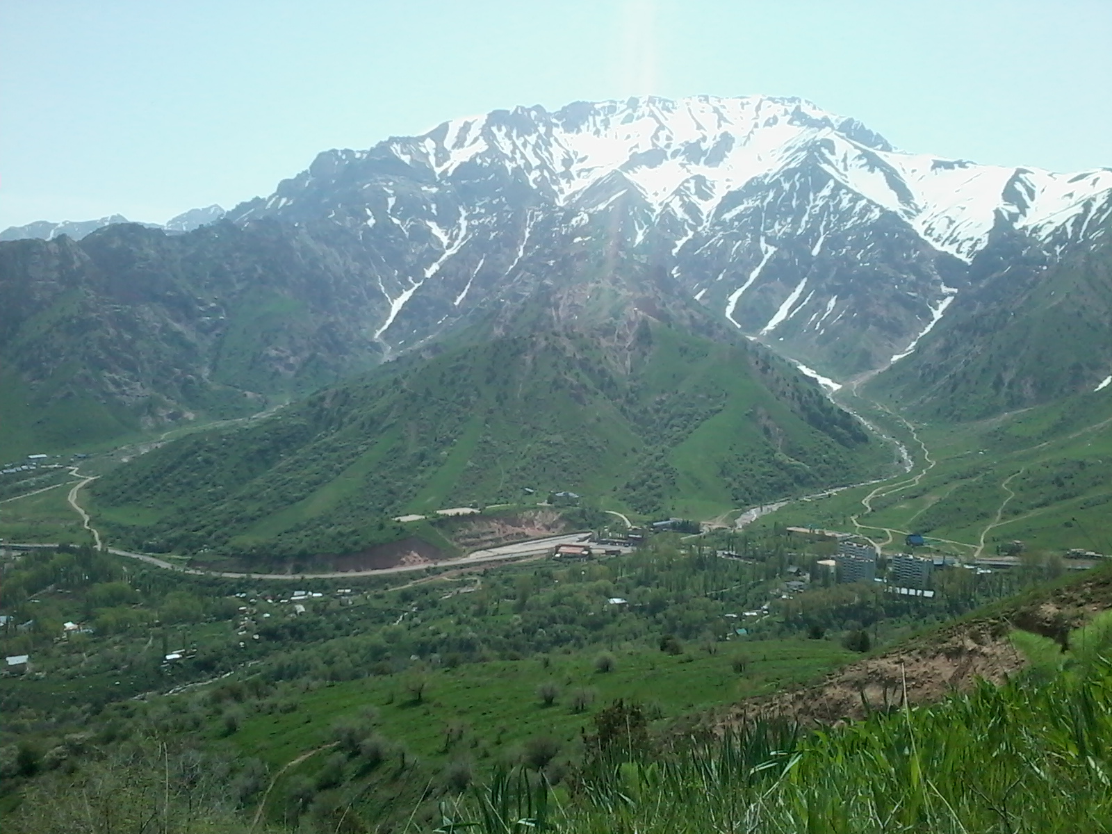 Вид на Чимган с горы Кизил-Джар